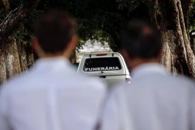 RIO DE JANEIRO (BRAZIL), 06 04 21.- A father and his son accompany the hearse that carries a relative victim of COVID-19 and who is buried in a cemetery in Rio de Janeiro, Brasil, 06 April 2021. Brazil registered 4,195 deaths associated with covid-19 in the last 24 hours, a new daily maximum, and accumulated 336,947 deaths since the start of the pandemic just over a year ago, official sources reported Tuesday. EFE Antonio Lacerda Brazil breaks its daily record by registering more than 4,000 deaths from covid-19 !ACHTUNG: NUR REDAKTIONELLE NUTZUNG!  Copyright: xAntonioxLacerdax AME8050 20210406-637533480074138544