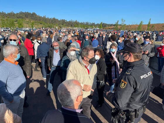 A man talks to a police officer at the mass vaccination in Santiago de Compostela on April 6, 2021. The mass vaccination scheduled for Tuesday afternoon in Santiago suffers delays and there have been queues and crowds at the gates of the Eisseman room, in the Cidade da Cultura. 06 APRIL 2021;COVID-19;CORONAVIRUS;VACCINATION Ãlvaro Ballesteros LagenciaEP 04 06 2021 Santiago de Compostela, Galicia Santiago de Compostela, Galicia Spain Copyright: xÃlvaroxBallesterosx 3634465