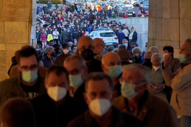A long line of people crowds in the mass vaccination of Santiago de Compostela to April 6, 2021. The mass vaccination scheduled for this Tuesday afternoon in Santiago suffers delays and there have been queues and crowds at the doors of the Eisseman room, in the Cidade da Cultura. 6 APRIL 2021 Ãlvaro Ballesteros LagenciaEP 04 06 2021 Santiago de Compostela (Spain) Santiago de Compostela (Spain) Spain Copyright: xÃlvaroxBallesterosx 3634546