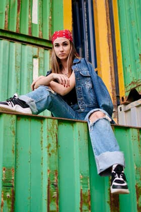 IMAGO Creative: Clickbait, Modetrends Young woman poses in urban clothing surrounded by shipping containers Alicante, VC, Spain CR_CRBL210406-694630-01 ,model released, Symbolfoto