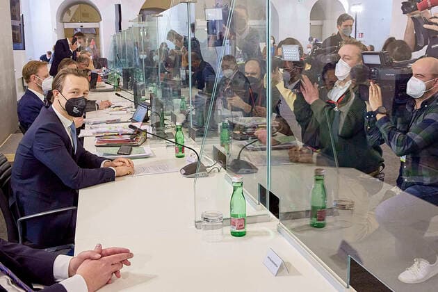 Bilder des Jahres 2021, News 04 April News Themen der Woche KW14 News Bilder des Tages - Wien 07.04.2021 - Heute wurde im Parlament der Untersuchungsausschuss zur Ibiza-Affäre fortgestzt. Das Ibiza-Video führte zur Regeirungsauflösung der ÖVP-FPÖ Koalition 2019. Im Mittelpunkt steht u.a. der damalige FPÖ Bundesparteichef und Vizekanzler Strache. PHOTO: Bereits zum zweiten Mal wurde heute als Auskunftsperson Finanzminister Gernot Blümel (ÖVP) geladen. Vienna (Austria) - The parliamentary inquiry committee into the Ibiza affair was continued in Parliament today. The Ibiza video led to the dissolution of the ÖVP-FPÖ coalition 2019. The focus was on the then FPO federal party leader and vice chancellor Strache. Ibiza-Untersuchungsausschuss *** Vienna 07 04 2021 The parliamentary inquiry committee into the Ibiza affair was c 