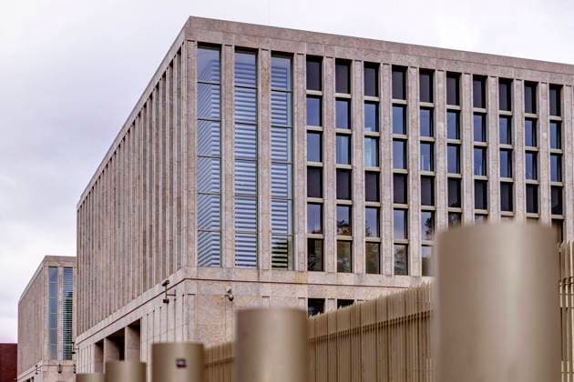 Hauptsitz des Bundesnachrichtendienst (BND) in Berlin, welcher zuvor in Pullach stationiert war. Der Bundesnachrichtendienst in Berlin ist neben dem Bundesamt für Verfassungsschutz und dem Militärischen Abschirmdienst einer der drei deutschen Nachrichtendienste des Bundes und als einziger deutscher Nachrichtendienst zuständig für die zivile und militärische Auslandsaufklärung. (Das Foto entstand mit Genehmigung des BND und unter Aufsicht des Teamleiters Öffentlichkeitsarbeit der BND Stabsstelle Kommunikation) Berlin, 01.04.2021 *** Headquarters of the Federal Intelligence Service BND in Berlin, which was previously stationed in Pullach The Federal Intelligence Service in Berlin is, along with the Federal Office for the Protection of Foto:xC.xHardtx xFuturexImage
