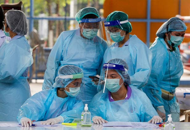 April 7, 2021, Bangkok, Thailand: Health workers monitor people after receiving the dose of the CoronaVac (Sinovac) vaccine..Several cabinet ministers and all Bhumjaithai Party MPs have begun 14-day quarantine after being in close contact with new Covid-19 cases. Bangkok Thailand - ZUMAs197 20210407_zaa_s197_020 Copyright: xChaiwatxSubprasomx