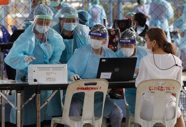 April 7, 2021, Bangkok, Thailand: Health workers monitor people after receiving the dose of the CoronaVac (Sinovac) vaccine..Several cabinet ministers and all Bhumjaithai Party MPs have begun 14-day quarantine after being in close contact with new Covid-19 cases. Bangkok Thailand - ZUMAs197 20210407_zaa_s197_024 Copyright: xChaiwatxSubprasomx