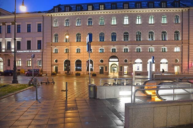 Themenbild: Coronavirus Pandemie-kommt nun der Bruecken Lockdown? Menschenleere Gehwege vor der U-Bahnstation Odeonsplatz in der Brienner Strasse in Muenchen am 06.04.2021 nach Wintereinbruch.