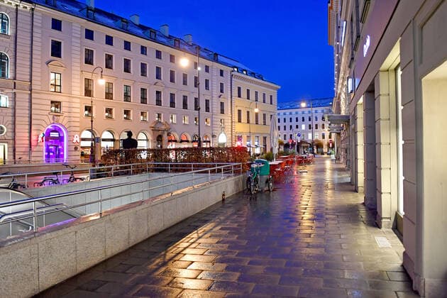 Themenbild: Coronavirus Pandemie-kommt nun der Bruecken Lockdown? Menschenleere Gehwege in der Brienner Strasse in Muenchen am 06.04.2021 nach Wintereinbruch.