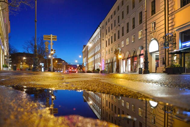 Themenbild: Coronavirus Pandemie-kommt nun der Bruecken Lockdown? Leere Brienner Strasse ohne Autos und Menschen in Muenchen am 06.04.2021 abends nach Schneeregen.