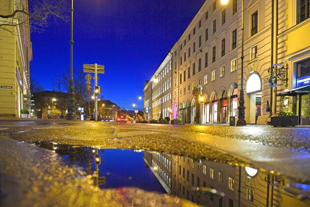 Themenbild: Coronavirus Pandemie-kommt nun der Bruecken Lockdown? Leere Brienner Strasse ohne Autos und Menschen in Muenchen am 06.04.2021 abends nach Schneeregen.