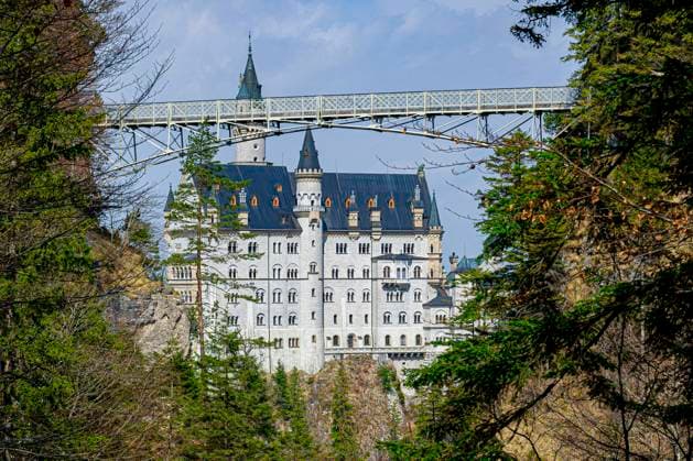 Schwangau, April 2021 Hohenschwangau, Schloß Neuschwanstein mit der geschlossenen Marienbrücke im Vordergrund Hohenschwangau Bayern Germany *** Schwangau, April 2021 Hohenschwangau, Neuschwanstein Castle with the closed Marienbrücke in the foreground Hohenschwangau Bavaria Germany