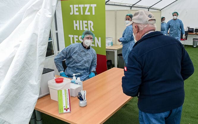 07.04.2021, xpsx, Lokal Obertshausen Eröffnung Corona Testzentrum v.l. Testzentrum, Teststation, testen, Corona, Covid-19, Pandemie, Schnelltest, Test, Coronatest,, Obertshausen Hessen Deutschland (DEU)