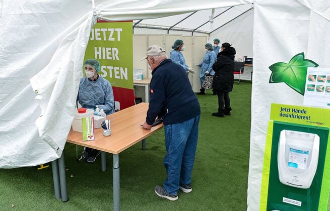 07.04.2021, xpsx, Lokal Obertshausen Eröffnung Corona Testzentrum v.l. Testzentrum, Teststation, testen, Corona, Covid-19, Pandemie, Schnelltest, Test, Coronatest,, Obertshausen Hessen Deutschland (DEU)