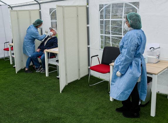 07.04.2021, xpsx, Lokal Obertshausen Eröffnung Corona Testzentrum v.l. Testzentrum, Teststation, testen, Corona, Covid-19, Pandemie, Schnelltest, Test, Coronatest,, Obertshausen Hessen Deutschland (DEU)