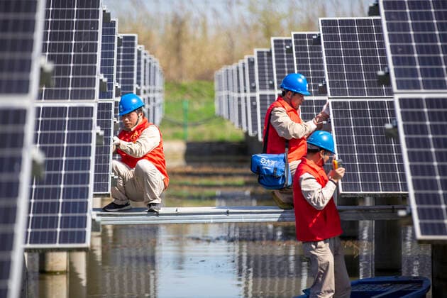 IMAGO Creative: Landleben, Mit Nachhaltigkeit grün auf dem Land leben HAI AN, CHINA - APRIL 06: Workers carry out maintenance on solar panels installed atop a fish pond at a fishery-solar hybrid photovoltaic power station on April 6, 2021 in Hai an, Jiangsu Province of China.  Copyright: xVCGx CFP111324525400