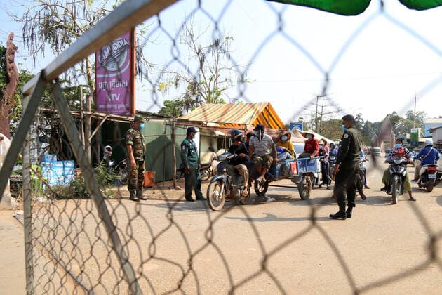 News Bilder des Tages (210407) -- PHNOM PENH, April 7, 2021 -- Police block a road on the border of Kampong Speu province and Kandal province in Cambodia to prevent inter-provincial travel on April 7, 2021. A 14-day ban on travel between provinces started in Cambodia on Wednesday in a bid to stem the spread of COVID-19. The move came after the kingdom saw a rise in daily COVID-19 cases recently. By Tuesday, Cambodia had reported 2,824 confirmed cases of COVID-19 with 22 fatalities and 1,794 recoveries, according to the Ministry of Health. (Photo by Xinhua) CAMBODIA-PHNOM PENH-COVID-19-TRAVEL RESTRICTION LyxLay 
