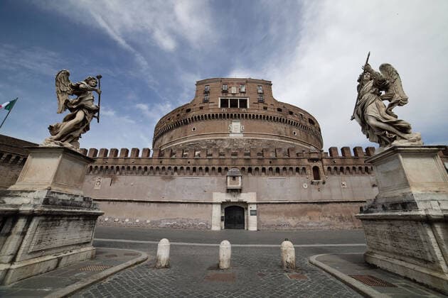 April 7, 2021 - Rome is still closed city due to continuing restrictions to combat the pandemic. Close restaurants, bar and pizzerias, absence of tourists and desert square in the the historic center of Rome. In the Image Castel St. Angelo. Credit Image: via ZUMA Wire) Romne, Italy - ZUMAi15_ 20210407_zaf_i15_004 Copyright: xEvandroxInettix
