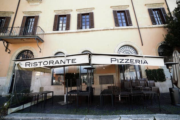 April 7, 2021 - Rome is still closed city due to continuing restrictions to combat the pandemic. Close restaurants, bar and pizzerias, absence of tourists and desert square in the the historic center of Rome. Credit Image: via ZUMA Wire) Romne, Italy - ZUMAi15_ 20210407_zaf_i15_009 Copyright: xEvandroxInettix