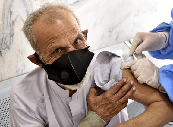 News Bilder des Tages (210408) -- PESHAWAR, April 8, 2021 -- A senior citizen receives a dose of COVID-19 vaccine at a vaccination center in northwest Pakistan s Peshawar on April 7, 2021. So far, more than 1 million people have been vaccinated in Pakistan, and the total number of people who have registered themselves for vaccination is now over 2 million, according to the National Command and Operation Center (NCOC) chief Asad Umar. (Photo by Xinhua) PAKISTAN-COVID-19-VACCINATION SaeedxAhmad 