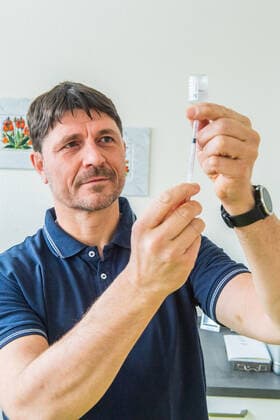 2021.04.07 Schneeberger Straße 3 Zschorlau - Hausarzt Dr. med. Lars Schirmer aus Aue und Zschorlau darf zukünftig Coronaimpfungen durchführen