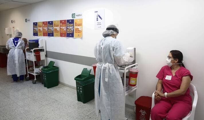 MEDELLIN (COLOMBIA), 04 07 2021.- Nurses get ready to administer the vaccine against COVID-19 at the General Hospital, in Medellin, Colombia, 07 April 2021. The Colombian city of Medellin is in a critical phase due to the hospital collapse, with an ICU occupancy of 98%, which this Wednesday forced the authorities to tighten mobility restrictions to face the third peak of the covid-19 pandemic. EFE Luis Eduardo Noriega A. Medellin enters a critical phase due to the collapse of its hospital system !ACHTUNG: NUR REDAKTIONELLE NUTZUNG!  Copyright: xLuisxEduardoxNoriegaxA.x AME8242 20210407-637534319750058383