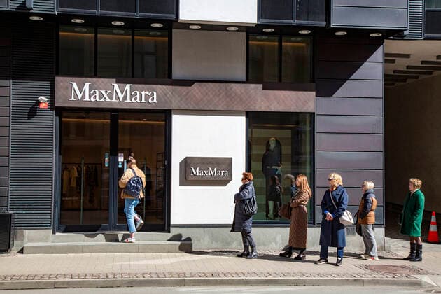 (210407) -- RIGA, April 7, 2021 -- People line up to enter a store in Riga, Latvia, on April 7, 2021. As the state of emergency, which had been in force since Nov. 9, 2020, ended on Wednesday, Latvia s retailers were rushing to reopen their stores to shoppers. During the state of emergency, only grocers and retailers selling essential goods could remain open. (Photo by Xinhua) LATVIA-RIGA-COVID-19-STATE OF EMERGENCY-END EdijsxPalens 