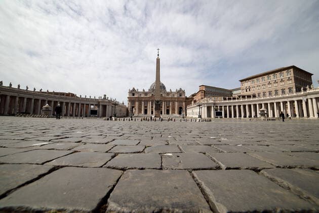 April 7, 2021, Rome, Italy: Rome is still closed city due to continuing restrictions to combat the pandemic. Close restaurants, bar and pizzerias, absence of tourists and desert square in the the St. Peter s Square historic center of Rome. Rome Italy - ZUMAi15_ 20210407_zaf_i15_005 Copyright: xEvandroxInettix