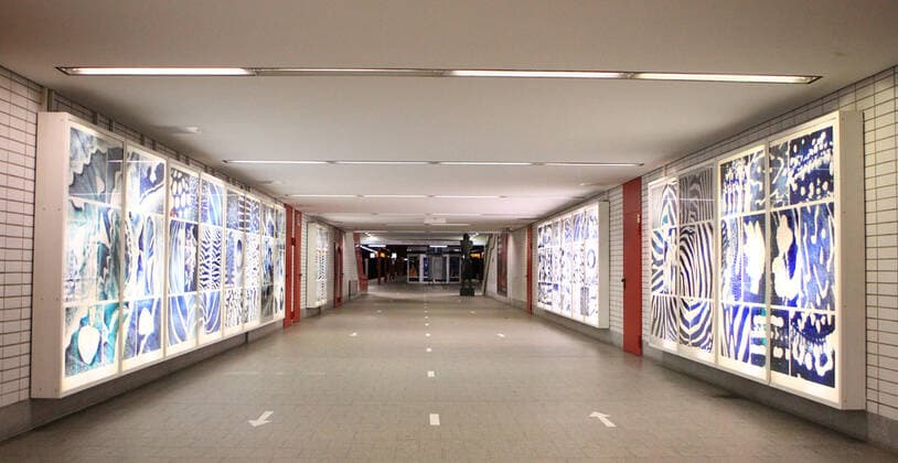 Der menschenleere Zugang zur U-Bahnstation Hagenbecks Tierpark während der Ausgangssperre in Hamburg nach 21 Uhr. Stellingen Hamburg
