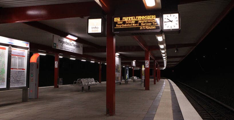 News Bilder des Tages Der menschenleere Bahnsteig der U-Bahnstation Hagenbecks Tierpark während der Ausgangssperre in Hamburg nach 21 Uhr. Stellingen Hamburg