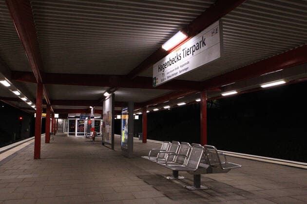 Der menschenleere Bahnsteig der U-Bahnstation Hagenbecks Tierpark während der Ausgangssperre in Hamburg nach 21 Uhr. Stellingen Hamburg