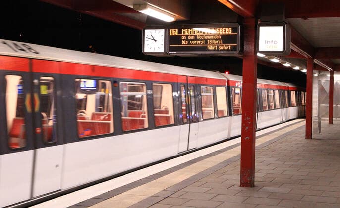 Der menschenleere Bahnsteig der U-Bahnstation Hagenbecks Tierpark während der Ausgangssperre in Hamburg nach 21 Uhr. Stellingen Hamburg
