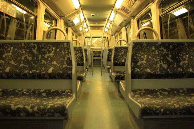 Ein menschenleerer Waggon der U-Bahn-Linie U3 während der Ausgangssperre in Hamburg. Eimsbüttel Hamburg