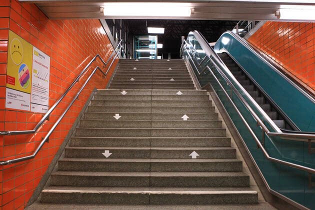 Die während der Ausgangssperre in Hamburg menschenleere U-Bahnstation Schlump in Eimsbüttel. Eimsbüttel Hamburg