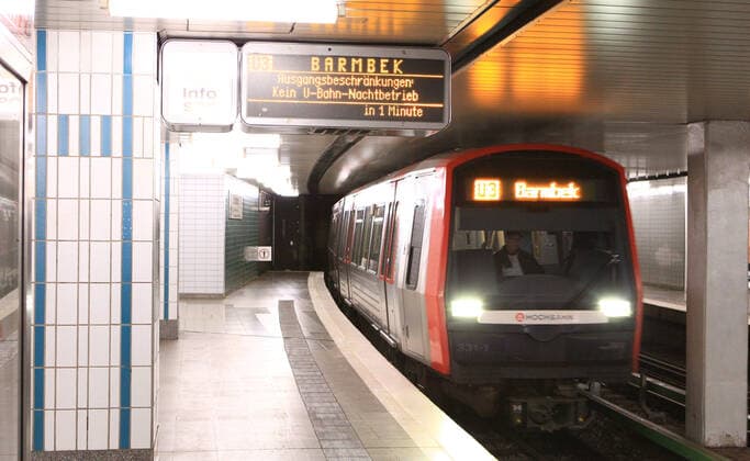 Eine U-Bahn der Linie U3 fährt in die während der Ausgangssperre in Hamburg menschenleeren U-Bahnstation Schlump hinein. Eimsbüttel Hamburg