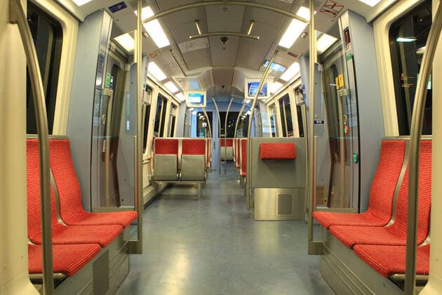 Ein menschenleerer Waggon der U-Bahn-Linie U3 während der Ausgangssperre in Hamburg. Barmbek Hamburg