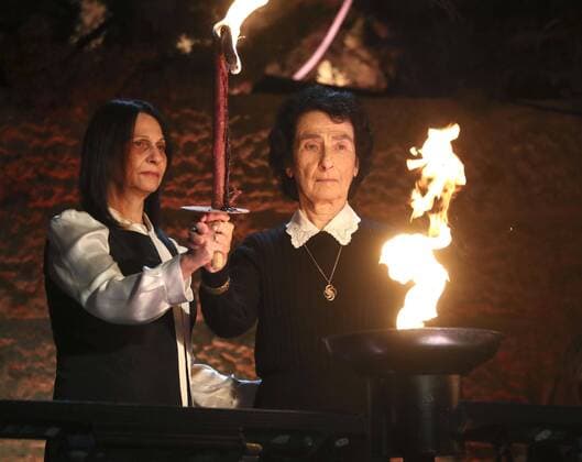 Bilder des Jahres 2021, News 04 April News Themen der Woche KW14 News Bilder des Tages Holocaust memorial ceremony Holocaust survivors light a fire in Jerusalem on April 7, 2021, during a memorial ceremony commemorating Jews killed in genocide carried out by Nazi Germany during World War II. 