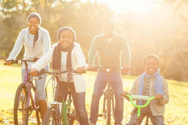 IMAGO Creative, Jahreszeit Herbst, Ferien Young smiling family doing a bike ride Young smiling family doing a bike ride on an autumns day, model released, Cape Town, South Africa, 14.07.2015, 606874.jpg, lifestyle, leisure, childhood, casual, cute, park, parkland, green, autumn, warm clothing, countryside, nature, environment, father, daughter, family, playing, love, affection, happiness, weekend activities, happy, smiling, togetherness, together, smile, weekend, relationship, fun, family with two children, two parents, mother, son, bikes, bicycle, riding, ride Child, Girl, Female, Black, 20s, Young Adult, Man, Male, Boy, Woman, 8-9 Years, Girls, African Ethnicity, 25-29 Years, Young Men, Boys, 20-24 Years, Young Women Outdoors,Day