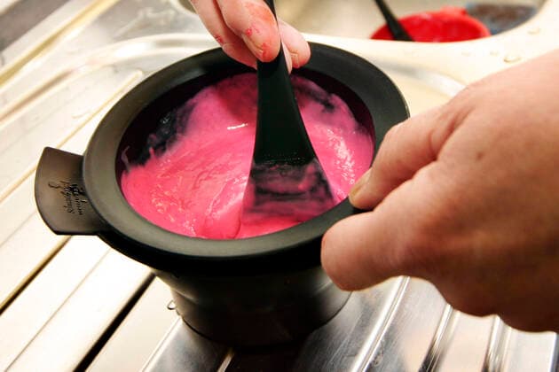 IMAGO Creative: Clickbait, Hautpflege und Kosmetik Frau beim Friseur, Haare faerben woman at hairdresser, dyeing hair BLWS641385 *** Woman at hairdresser, dyeing hair woman at hairdresser, dyeing hair BLWS641385 Copyright: xblickwinkel McPHOTO A.xSchauhuberx