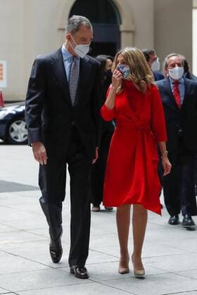 Spanish Labor Minister, Yolanda Diaz (R), chats with Spain s King Felipe VI upon their arrival at the 7th Confederation of Medium and Small Enterprises (CEPYME) awarding ceremony at Reina Sofia Museum, in Madrid, Spain, 08 April 2021. Spain s Felipe VI chairs Spanish Confederation of Medium and Small Enterprises Awarding ceremony !ACHTUNG: NUR REDAKTIONELLE NUTZUNG!  Copyright: xEmilioxNaranjox GRAF9818 20210408-637534857886468392