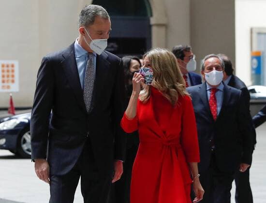 Spanish Labor Minister, Yolanda Diaz (C), chats with Spain s King Felipe VI upon their arrival at the 7th Confederation of Medium and Small Enterprises (CEPYME) awarding ceremony at Reina Sofia Museum, in Madrid, Spain, 08 April 2021. Spain s Felipe VI chairs Spanish Confederation of Medium and Small Enterprises Awarding ceremony !ACHTUNG: NUR REDAKTIONELLE NUTZUNG!  Copyright: xEmilioxNaranjox GRAF9819 20210408-637534857915218566