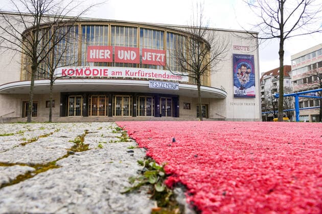 News Bilder des Tages 08.04.2021,Berlin,Deutschland,GER,Komödie am Kurfürstendamm im Schiller Theater.Ab dem 09.04.2021 ist hier ein SARS-CoV-2-Antigen-Schnelltest möglich.Die Ergebnisse sind innerhalb von 10-15 Minuten verfügbar