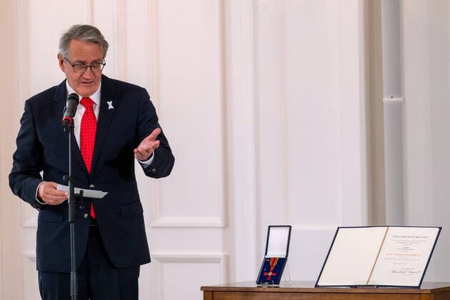 Bundespraesident Frank-Walter Steinmeier hat den gegen sexuellen Missbrauch Engagierten Matthias Katsch (Foto) und Jesuitenpater Klaus Mertes mit dem Verdienstorden ausgezeichnet (Foto vom 08.04.2021). Durch ihr Wirken sei der Kampf gegen sexuellen Kindesmissbrauch und fuer die Aufklaerung auf der Tagesordnung geblieben, sagte Steinmeier bei der Verleihung der Auszeichnung am Donnerstag in Berlin. Es gebe heute keinen Zweifel mehr daran, dass Missbrauch eine schwere Straftat sei, die strafrechtliche Verfolgung verlange. Solche Faelle duerfen nie wieder nur als innere Angelegenheiten der betroffenen Institutionen, auch nicht der Kirchen, behandelt werden , betonte das Staatsoberhaupt. (Siehe epd-Meldung vom 08.04.2021) Bundesverdienstkreuz Copyright: epd-bildx xRolfxZoellner EDITORIAL USE ONLY