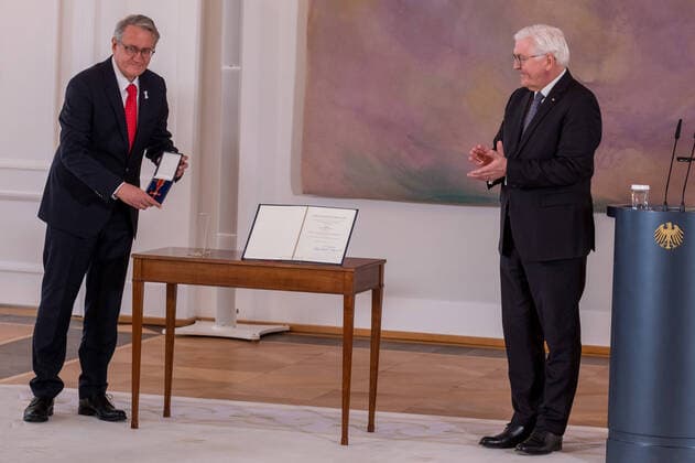 Bundespraesident Frank-Walter Steinmeier (re.) hat den gegen sexuellen Missbrauch Engagierten Matthias Katsch (li.) und Jesuitenpater Klaus Mertes mit dem Verdienstorden ausgezeichnet (Foto vom 08.04.2021). Durch ihr Wirken sei der Kampf gegen sexuellen Kindesmissbrauch und fuer die Aufklaerung auf der Tagesordnung geblieben, sagte Steinmeier bei der Verleihung der Auszeichnung am Donnerstag in Berlin. Es gebe heute keinen Zweifel mehr daran, dass Missbrauch eine schwere Straftat sei, die strafrechtliche Verfolgung verlange. Solche Faelle duerfen nie wieder nur als innere Angelegenheiten der betroffenen Institutionen, auch nicht der Kirchen, behandelt werden , betonte das Staatsoberhaupt. (Siehe epd-Meldung vom 08.04.2021) Bundesverdienstk Copyright: epd-bildx xRolfxZoellner EDITORIAL USE ONLY