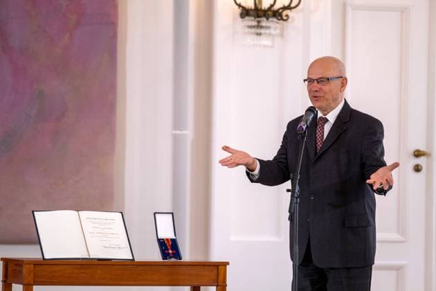 Bundespraesident Frank-Walter Steinmeier hat den gegen sexuellen Missbrauch Engagierten Matthias Katsch und Jesuitenpater Klaus Mertes (M.) mit dem Verdienstorden ausgezeichnet (Foto vom 08.04.2021). Durch ihr Wirken sei der Kampf gegen sexuellen Kindesmissbrauch und fuer die Aufklaerung auf der Tagesordnung geblieben, sagte Steinmeier bei der Verleihung der Auszeichnung am Donnerstag in Berlin. Es gebe heute keinen Zweifel mehr daran, dass Missbrauch eine schwere Straftat sei, die strafrechtliche Verfolgung verlange. Solche Faelle duerfen nie wieder nur als innere Angelegenheiten der betroffenen Institutionen, auch nicht der Kirchen, behandelt werden , betonte das Staatsoberhaupt. (Siehe epd-Meldung vom 08.04.2021) Bundesverdienstkreuz fu Copyright: epd-bild RolfxZoellner EDITORIAL USE ONLY