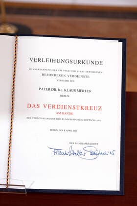 Bundespraesident Frank-Walter Steinmeier hat den gegen sexuellen Missbrauch Engagierten Matthias Katsch und Jesuitenpater Klaus Mertes mit dem Verdienstorden ausgezeichnet (Foto vom 08.04.2021: Verleihungsurkunde an Klaus Mertens). Durch ihr Wirken sei der Kampf gegen sexuellen Kindesmissbrauch und fuer die Aufklaerung auf der Tagesordnung geblieben, sagte Steinmeier bei der Verleihung der Auszeichnung am Donnerstag in Berlin. Es gebe heute keinen Zweifel mehr daran, dass Missbrauch eine schwere Straftat sei, die strafrechtliche Verfolgung verlange. Solche Faelle duerfen nie wieder nur als innere Angelegenheiten der betroffenen Institutionen, auch nicht der Kirchen, behandelt werden , betonte das Staatsoberhaupt. (Siehe epd-Meldung vom 08. Copyright: epd-bildx xRolfxZoellner EDITORIAL USE ONLY