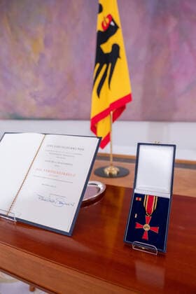 Bundespraesident Frank-Walter Steinmeier hat den gegen sexuellen Missbrauch Engagierten Matthias Katsch und Jesuitenpater Klaus Mertes mit dem Verdienstorden ausgezeichnet (Foto vom 08.04.2021: Verleihungsurkunde und Verdienstkreuz). Durch ihr Wirken sei der Kampf gegen sexuellen Kindesmissbrauch und fuer die Aufklaerung auf der Tagesordnung geblieben, sagte Steinmeier bei der Verleihung der Auszeichnung am Donnerstag in Berlin. Es gebe heute keinen Zweifel mehr daran, dass Missbrauch eine schwere Straftat sei, die strafrechtliche Verfolgung verlange. Solche Faelle duerfen nie wieder nur als innere Angelegenheiten der betroffenen Institutionen, auch nicht der Kirchen, behandelt werden , betonte das Staatsoberhaupt. (Siehe epd-Meldung vom 0 Copyright: epd-bildx xRolfxZoellner EDITORIAL USE ONLY