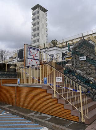 Berlin, am Müggelturm in Berlin-Köpenick gibt es jetzt vorübergehend ein Corona-Testzentrum (seit 6.4. 2021) , Turm und Aufgang zum Testzentrum, 08.04. 2021, Copyright: xMatthiasxKochx