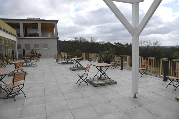 Berlin, am Müggelturm in Berlin-Köpenick gibt es jetzt vorübergehend ein Corona-Testzentrum (seit 6.4. 2021), der Wartebereich ist auf der Terrasse, 08.04. 2021, Copyright: xMatthiasxKochx