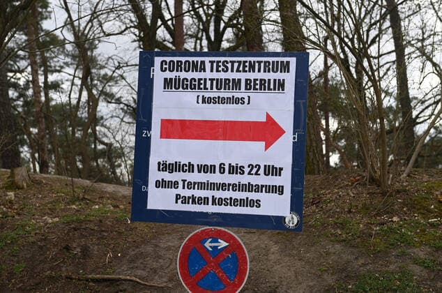 Berlin, am Müggelturm in Berlin-Köpenick gibt es jetzt vorübergehend ein Corona-Testzentrum (seit 6.4. 2021), Hinweisschild zum Testzentrum am Müggelturm, 08.04. 2021, Copyright: xMatthiasxKochx