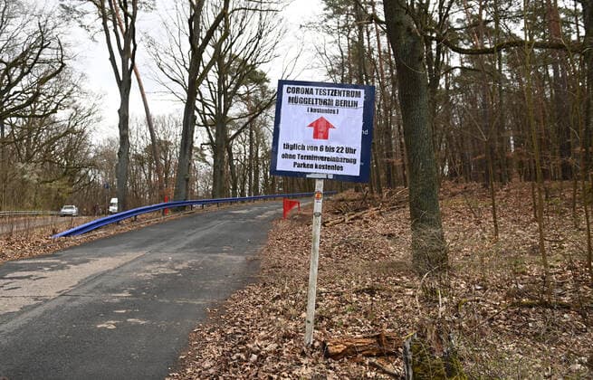 Berlin, am Müggelturm in Berlin-Köpenick gibt es jetzt vorübergehend ein Corona-Testzentrum (seit 6.4. 2021), Hinweisschild zum Testzentrum an der Auffahrt zum Müggelturm, 08.04. 2021, Copyright: xMatthiasxKochx