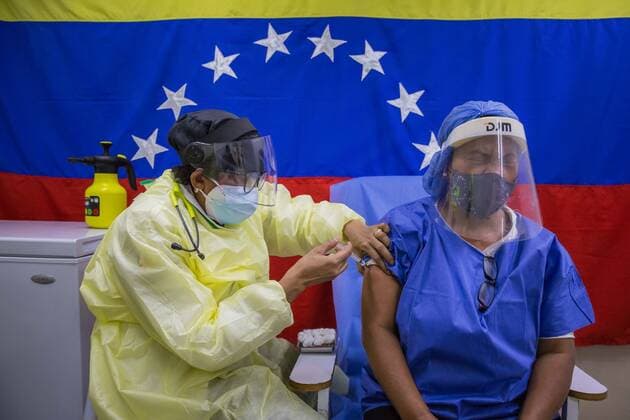 News Bilder des Tages A woman is vaccinated against covid-19 during a session for medical personnel at the Ana Francisca Perez de Leon II Hospital, in Caracas, Venezuela, 26 March 2021 (issued 08 April 2021). In the midst of the oil production crisis in Venezuela, with prices on the ground and the distribution compromised by the debt and sanctions, President Nicolas Maduro appeals to crude oil as a manna with which to obtain the vaccines against covid-19 that he demands for the country. Can oil solve the lack of vaccines in Venezuela? !ACHTUNG: NUR REDAKTIONELLE NUTZUNG!  Copyright: xMIGUELxGUTIERREZx AME8330 20210408-637534962197287200