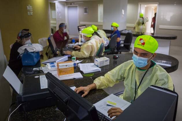 Medical personnel register people vaccinated against covid-19 in a database at the Ana Francisca Perez de Leon II Hospital, in Caracas, Venezuela, 26 March 2021 (issued 08 April 2021). In the midst of the oil production crisis in Venezuela, with prices on the ground and the distribution compromised by the debt and sanctions, President Nicolas Maduro appeals to crude oil as a manna with which to obtain the vaccines against covid-19 that he demands for the country. Can oil solve the lack of vaccines in Venezuela? !ACHTUNG: NUR REDAKTIONELLE NUTZUNG!  Copyright: xMIGUELxGUTIERREZx AME8333 20210408-637534962881240485